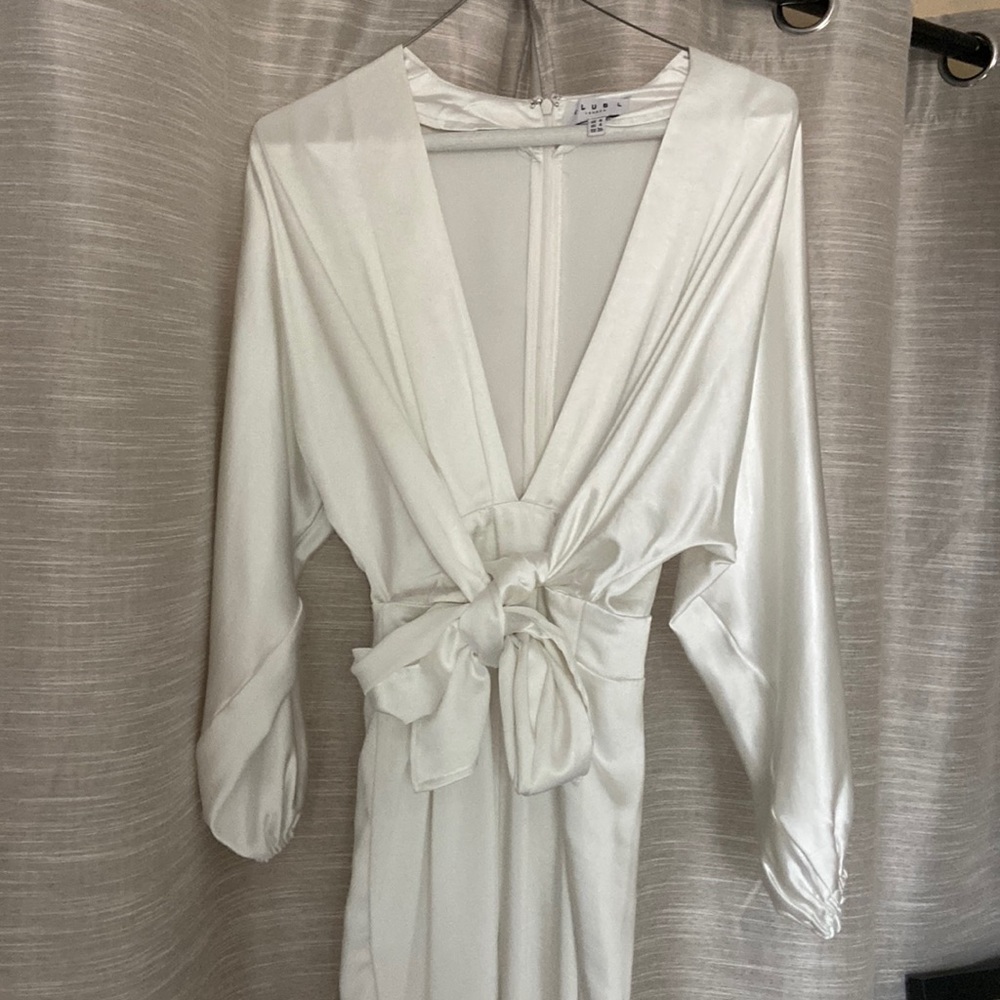White plunge long sleeve waist tie jumpsuit